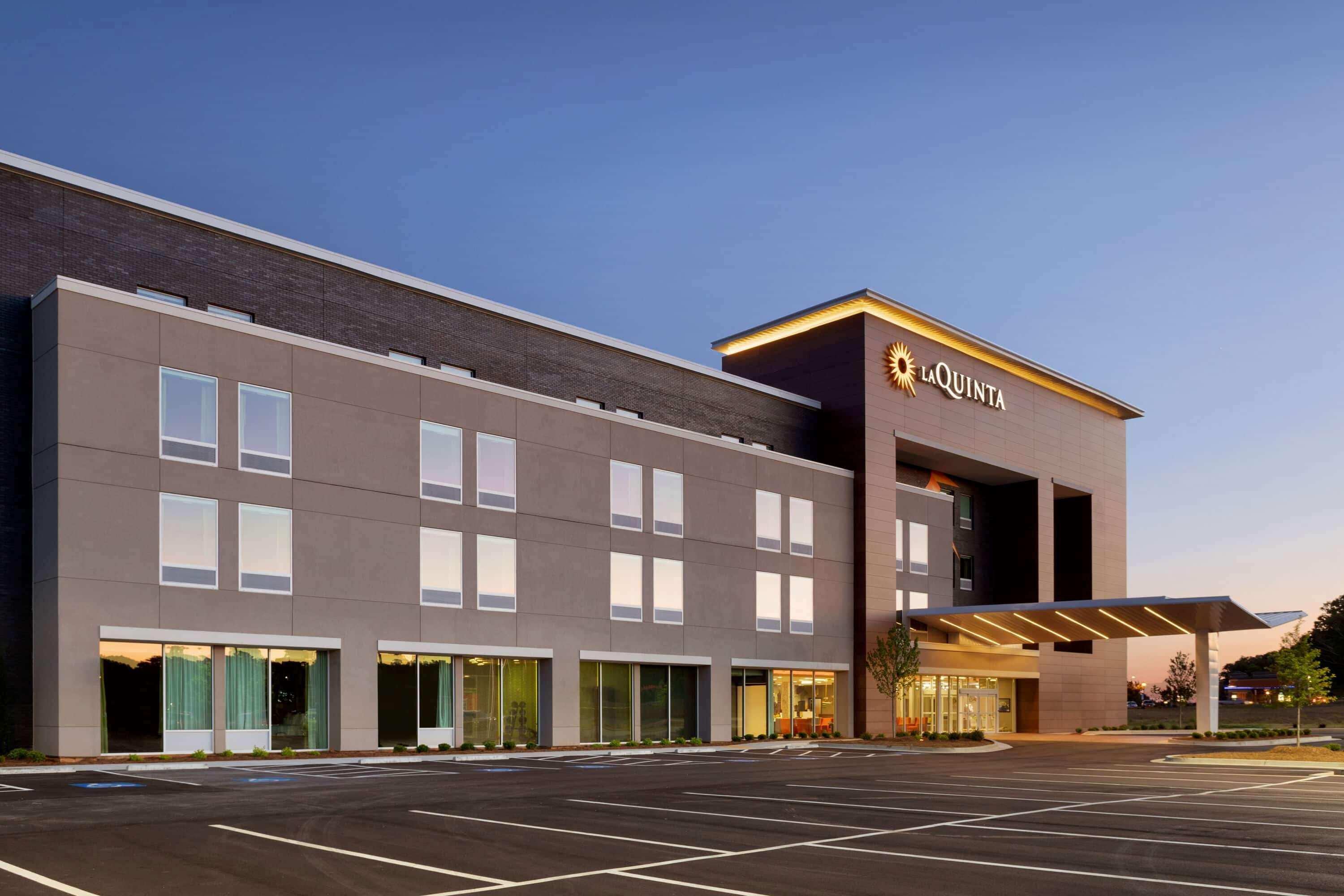 La Quinta Inn & Suites By Wyndham Braselton Exterior photo