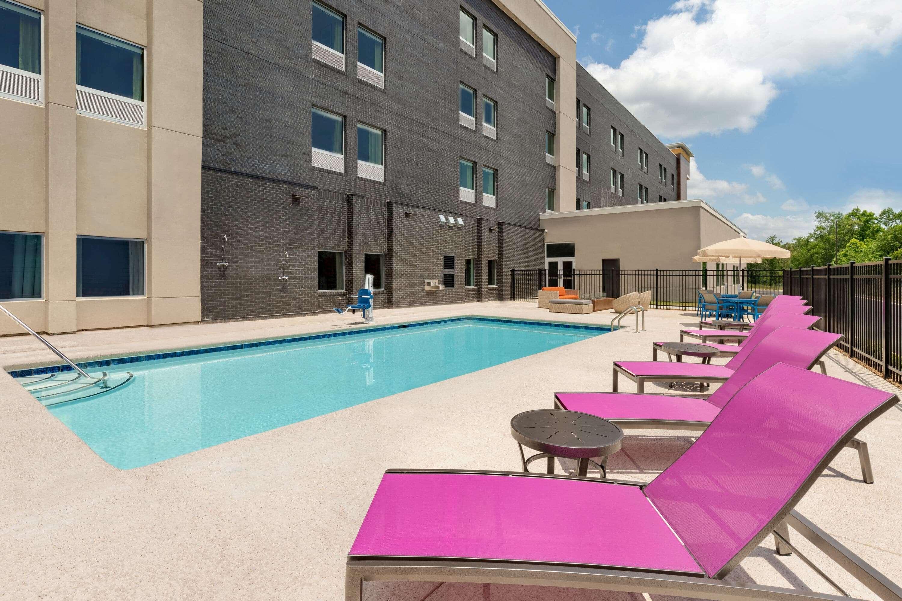 La Quinta Inn & Suites By Wyndham Braselton Exterior photo
