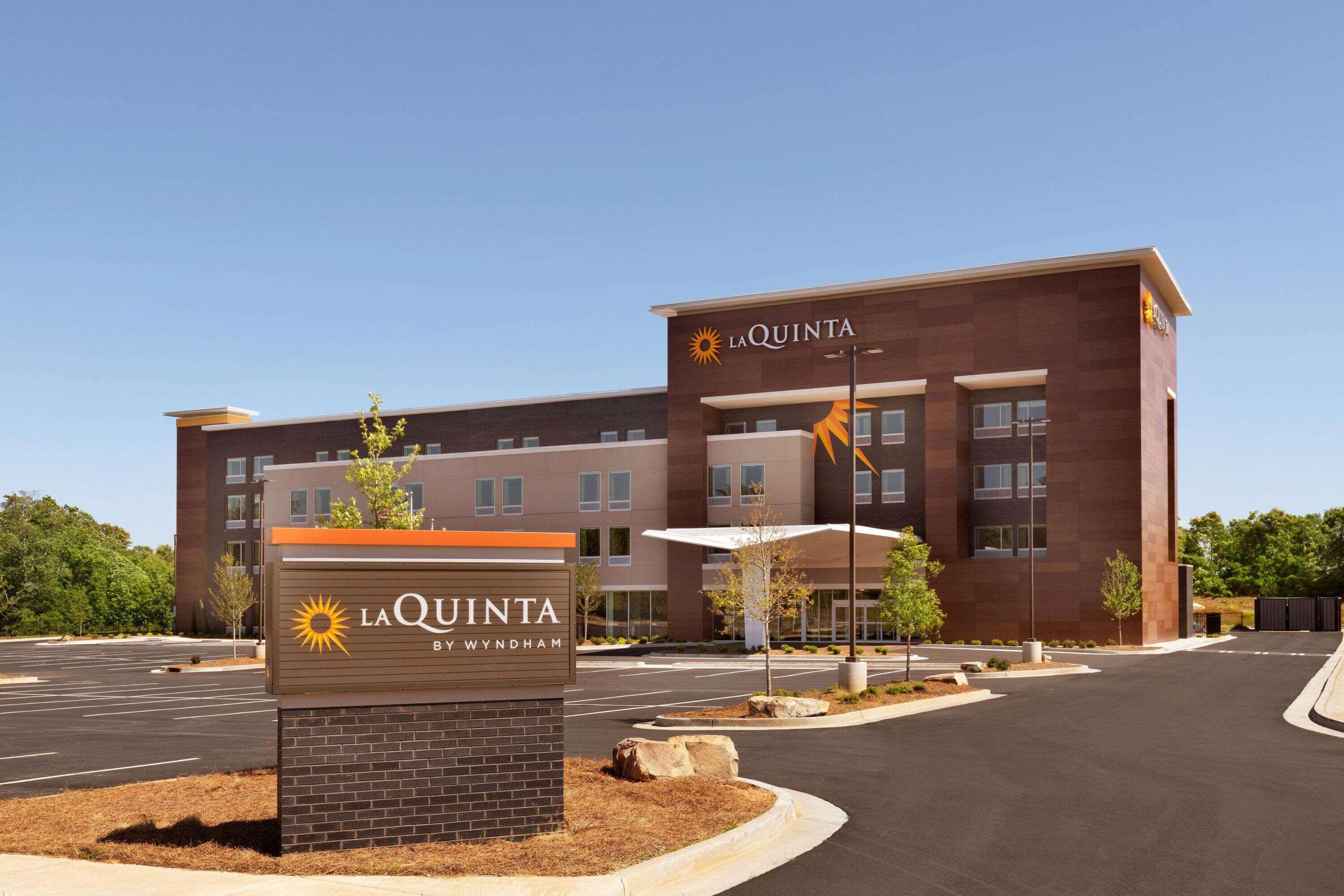 La Quinta Inn & Suites By Wyndham Braselton Exterior photo