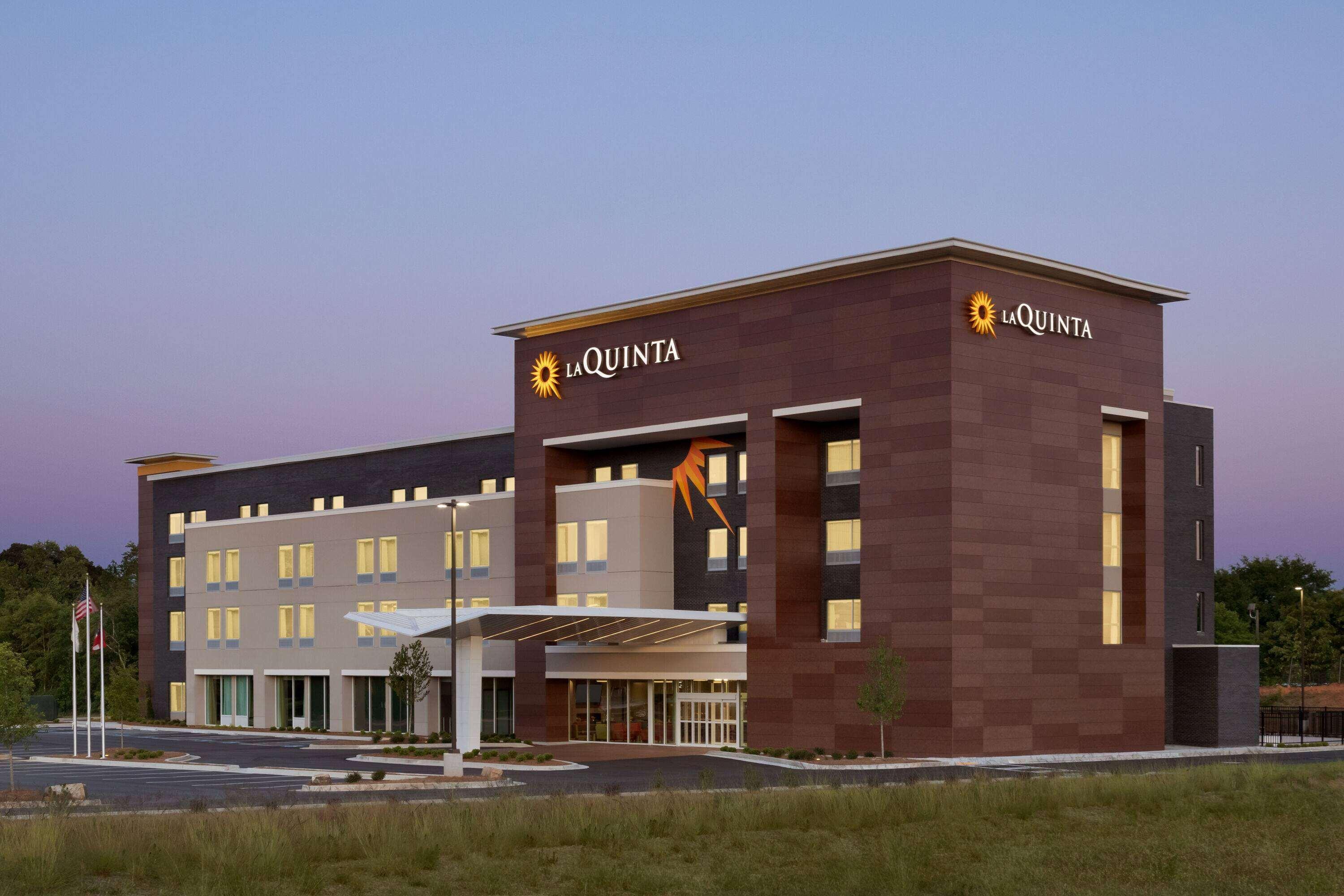 La Quinta Inn & Suites By Wyndham Braselton Exterior photo